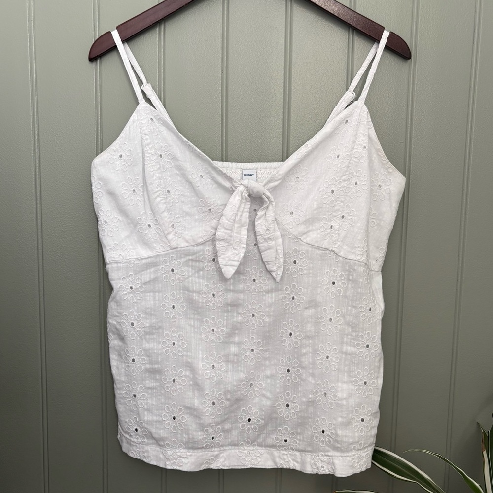 • [Old Navy] Eyelet Tie Top •